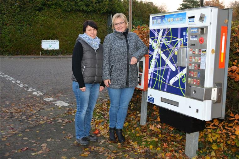 Bad Bederkesa: Zigarettenautomat vor Schule sorgt für Unmut Die Schulelternratsvorsitzenden der Oberschule Bederkesa, Christine Schriefer (links) und Viola Döscher, freuen sich darüber, dass der Zigarettenautomat an der Einfahrt zum Schulparkplatz bald verschwunden sein wird.