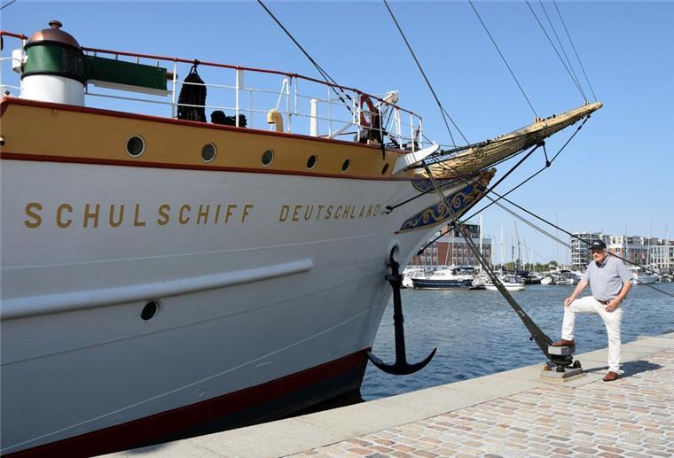 „Schulschiff Deutschland“: „Bremerhaven ist bester Platz“ Der Vereinsvorsitzende Claus Jäger steht vor dem „Schulschiff Deutschland“ in Bremerhaven.