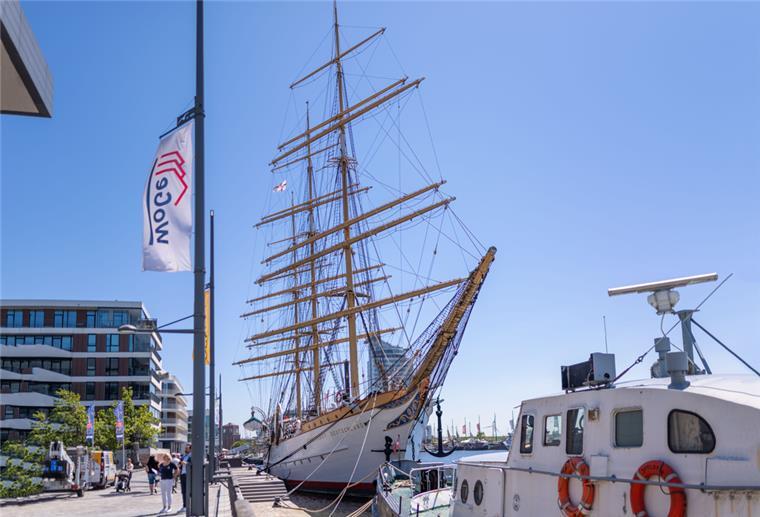 Kutter, Segler, maritime Oldtimer: Diese Schiffe liegen in Bremerhaven Die „Schulschiff Deutschland“ ist ein Hingucker im Neuen Hafen.