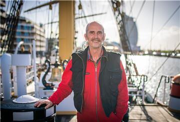 Die "Schulschiff Deutschland" verliert nach 46 Jahren an Bord ihren Schiffsbetriebsmeister Ingo Müller-Fellmett. Er wird 65, geht in Rente. Einen Nachfolger für ihn gibt es noch nicht. Wer führt nun das Schiff? Die Zeit drängt.