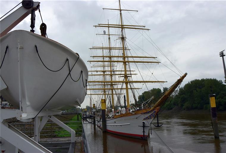 Kommt die „Schulschiff Deutschland“ nach Bremerhaven? Die „Schulschiff Deutschland“ wurde 1927 bei Tecklenborg in Geestemünde gebaut. Heute liegt das Schiff an der maritimen Meile im Bremer Stadtteil Vegesack, dort wo die Lesum in die Weser mündet.