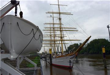 Die „Schulschiff Deutschland“ wurde 1927 bei Tecklenborg in Geestemünde gebaut. Heute liegt das Schiff an der maritimen Meile im Bremer Stadtteil Vegesack, dort wo die Lesum in die Weser mündet.