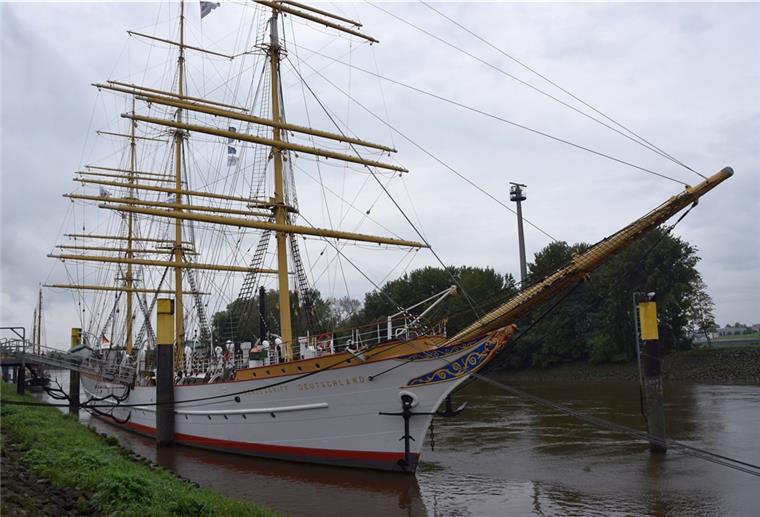 Die „Schulschiff Deutschland“ wurde 1927 bei Tecklenborg in Geestemünde gebaut. Heute liegt das Schiff im Bremer Stadtteil Vegesack, dort wo die Lesum in die Weser mündet.