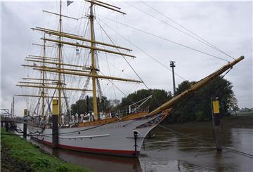 Die „Schulschiff Deutschland“ wurde 1927 bei Tecklenborg in Geestemünde gebaut. Heute liegt das Schiff im Bremer Stadtteil Vegesack, dort wo die Lesum in die Weser mündet.