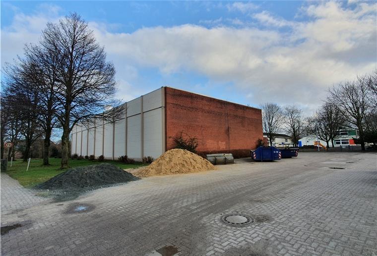 Spaden: Gibt es eine neue Schulsporthalle? Eine Turnhalle an einer Schule.