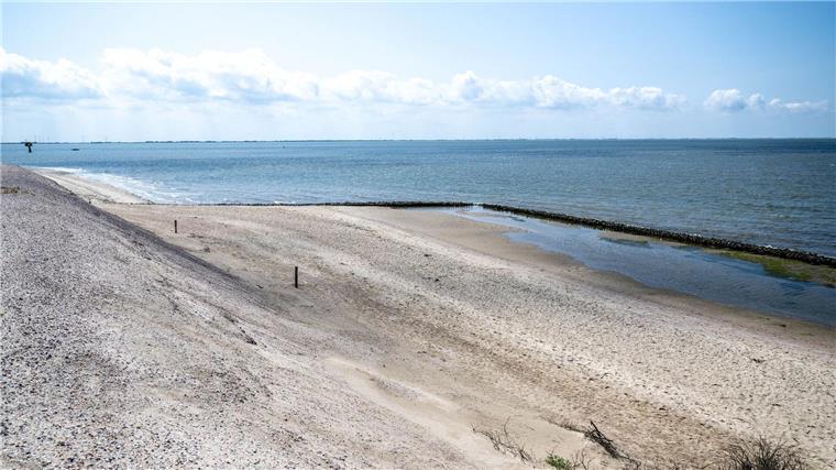 Die Schutzdüne im Westen der Insel Spiekeroog. Für den Schutz der ostfriesischen Insel planen Küstenschützer in diesem Sommer dort eine Sandaufspülung.