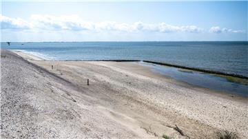 Die Schutzdüne im Westen der Insel Spiekeroog. Für den Schutz der ostfriesischen Insel planen Küstenschützer in diesem Sommer dort eine Sandaufspülung.