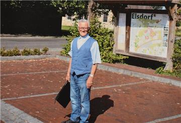 Die schwarze Aktenmappe darf auf dem Titelfoto nicht fehlen. Ein Markenzeichen Willenbrocks, der 20 Jahre als Bürgermeister amtierte.