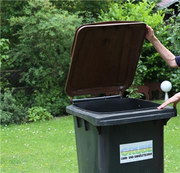 Die schwarze Bio-Tonne mit dem braunen Deckel der Firma Grube gibt's in den Südgemeinde: Im Sommer füllt sich der Behälter schnell. Mit Grünschnitt aus dem Garten.