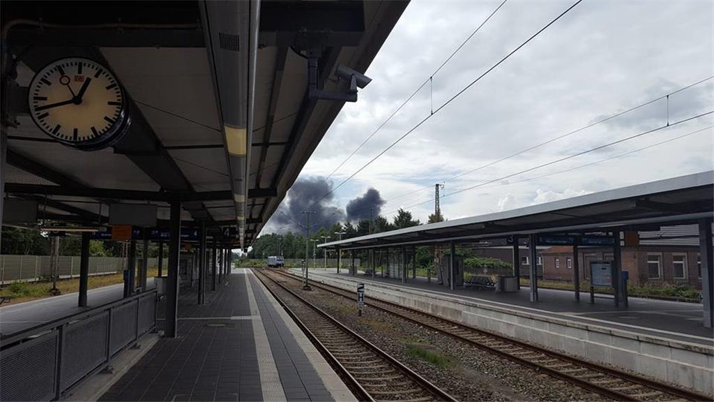 Die schwarze Rauchwolke vom Bahnhof aus gesehen.