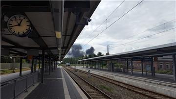 Die schwarze Rauchwolke vom Bahnhof aus gesehen.