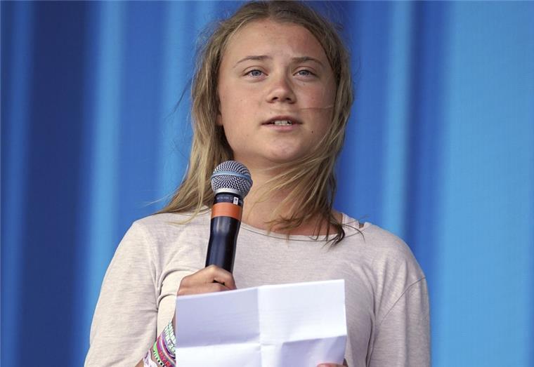 Greta Thunberg zur Klimakrise: "Wir nähern uns dem Abgrund" Die schwedische Klimaaktivistin Greta Thunberg steht während des Glastonbury Festivals in Worthy Farm in Somerset auf der Bühne und spricht zum Publikum.