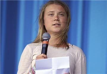 Die schwedische Klimaaktivistin Greta Thunberg steht während des Glastonbury Festivals in Worthy Farm in Somerset auf der Bühne und spricht zum Publikum. 