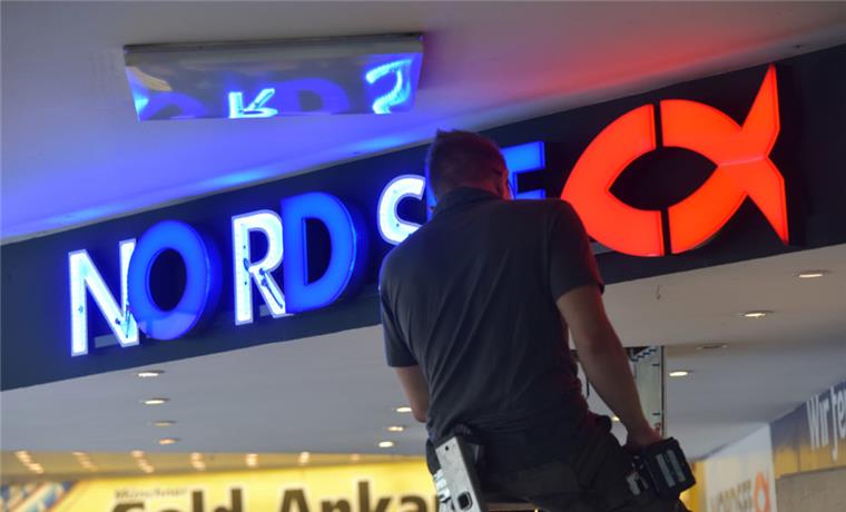 Wird aus der "Nordsee" jetzt ein europaweiter Konzern? Die Schweizer Eigentümer wollen die „Nordsee“ wieder mal umbauen – wie schon mancher Geldgeber zuvor. Zur Überlegung, einen europaweiten
Restaurantkonzern zu schaffen, gehört auch, die Zentrale in Bremerhaven aufzugeben.