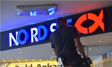 Die Schweizer Eigentümer wollen die „Nordsee“ wieder mal umbauen – wie schon mancher Geldgeber zuvor. Zur Überlegung, einen europaweiten
Restaurantkonzern zu schaffen, gehört auch, die Zentrale in Bremerhaven aufzugeben.