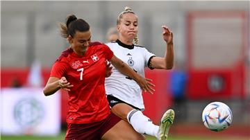 Die Schweizerin Riola Xhemaili (l) wechselt vom VfL Wolfsburg zur PSV Eindhoven.