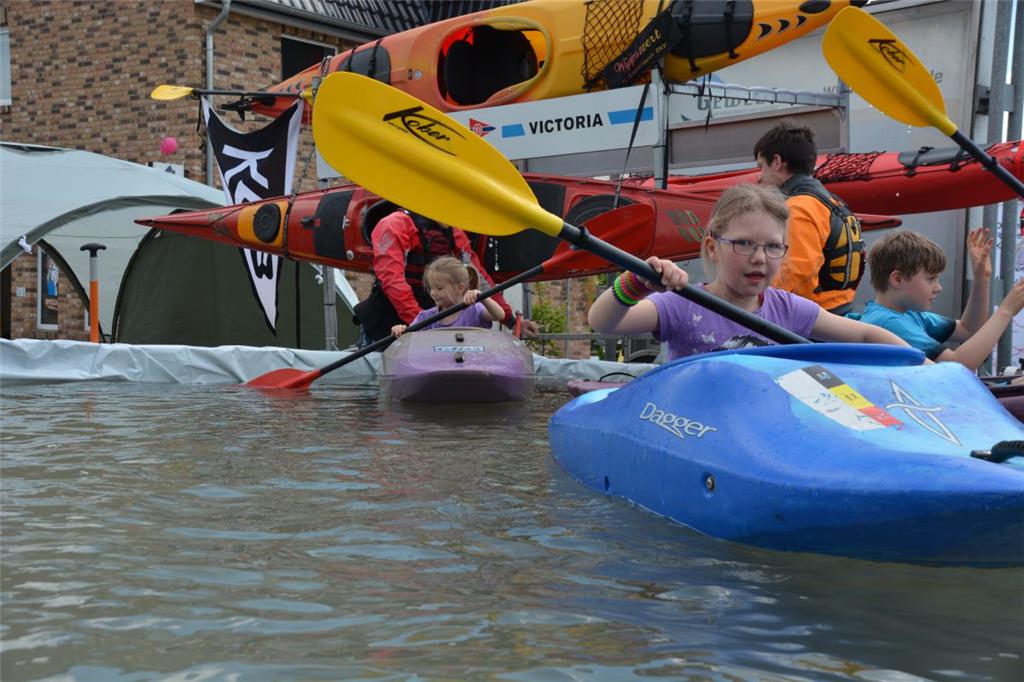Die Schwestern Leonie (vorne) und Emma versuchten sich im Kajaktank. Foto: Seelbach