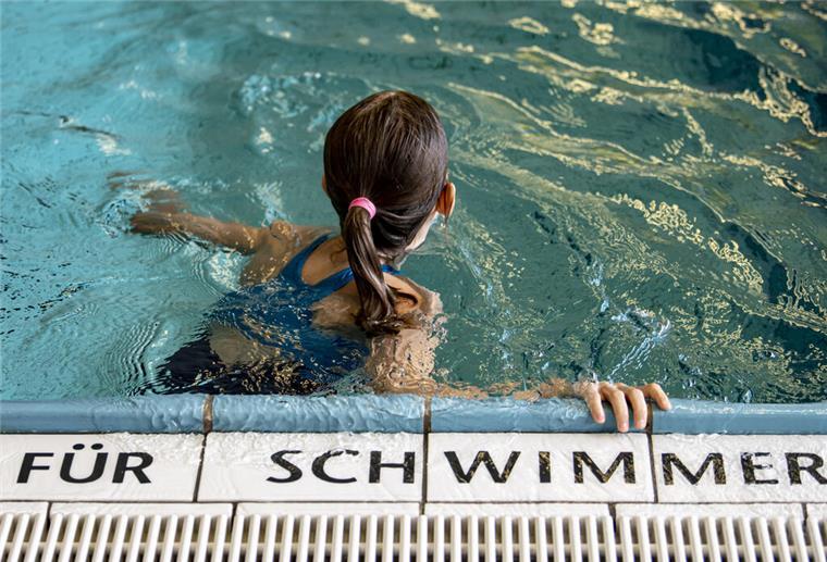 Mädchen am Schwimmbeckenrand