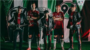 Die Scorpions präsentieren das neue Trikot von Hannover 96.