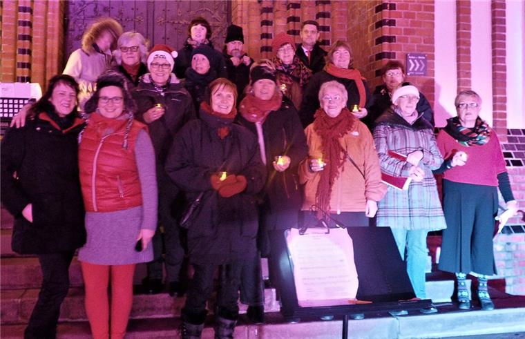 Auch heute noch: Advent in Lehe mit Lesungen, Leckereien und Kunst Die Seaside Gospelsingers erwärmen Herz und Seele mit ihren Liedern beim Adventsmarkt anund in der Pauluskirche. Foto: Stehn