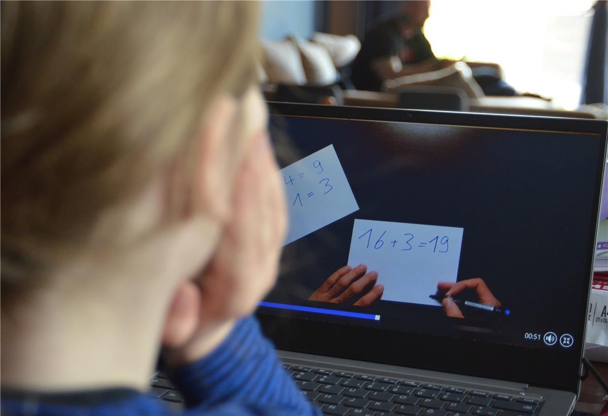 Sittensen: Das macht die Krise mit Familien Die sechsjährige Vanadis erlebt Schule zurzeit auf etwas andere Art. Der Lehrer der Erstklässlerin filmt ganze Unterrichtseinheiten und stellt seinen Schülern die Videos online zur Verfügung. Dennoch muss Vanadis, wie zwei ihrer drei Brüder, auch selbst Aufgaben erledigen, wobei sie die Unterstützung ihrer Eltern braucht.