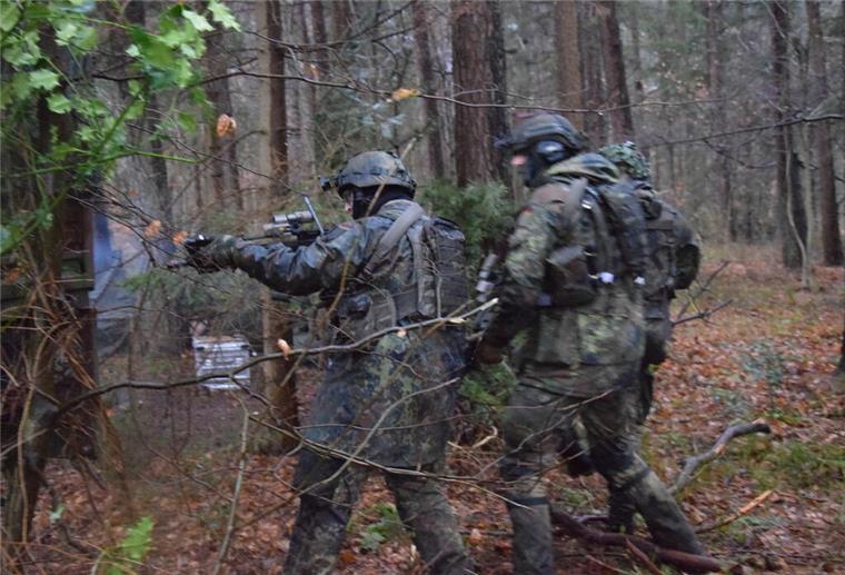 Ukraine-Krieg ohne Auswirkungen auf Fallschirmjäger aus Seedorf Die Seedorfer Truppe bereitet sich von jeher mit den Übungen im Schwerpunkt auf den Kampf vor.