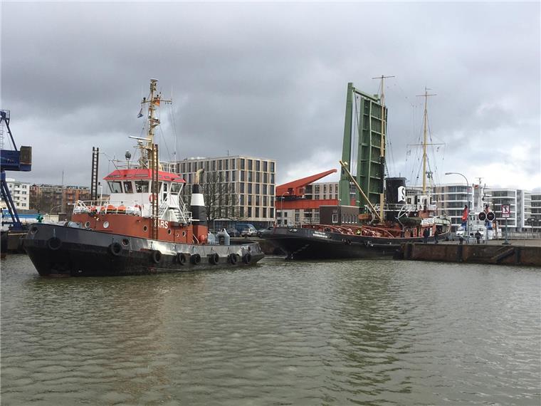 Bremerhaven: "Seefalke" kommt bei Bredo ins Dock Die "Seefalke" passiert die Klappbrücke zwischen Neuer Hafen und Kaiserhafen.