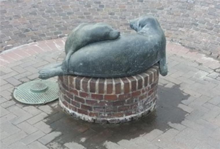 Wilhelmshaven: Unbekannte stehlen kiloschwere Seehund-Statue Bronzestatue mit zwei Seehunden
