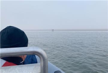 Die Seenotretter retten 4 Menschen.