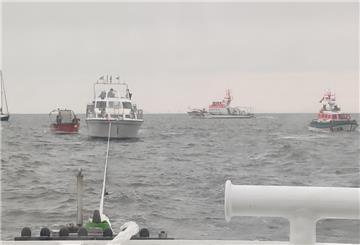 Die Seenotretter und und Einsatzkräfte der DLRG schafften es gemeinsam, den Havaristen wieder flott zu kriegen. 