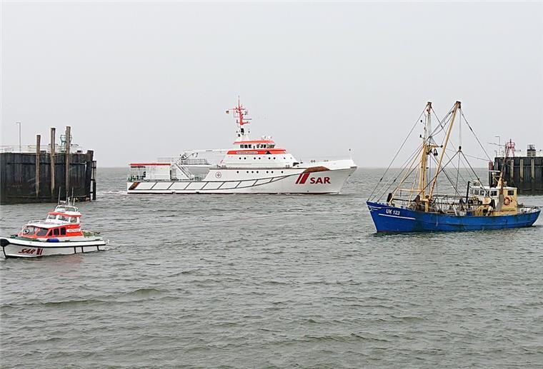 Cuxhaven: Seenotretter helfen drei Fischkuttern in der Nordsee Die DGzRS im Einsatz bei einem Fischkutter