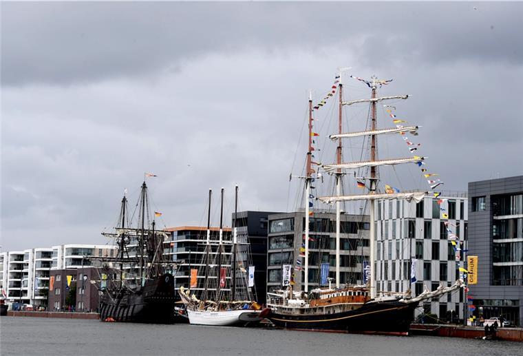 Schlechtwetter: Schiffe bleiben länger Segelschiffe im Neuen Hafen