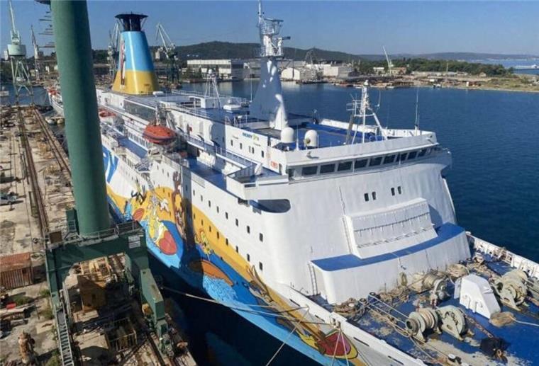 Asbeststreit in Split: Kroatien verweist „Moby Drea“ der Hoheitsgewässer Fährschiff „Moby Drea“ in der Brodosplit-Werft in Split, Kroatien – Aufnahme vom Werftgelände mit Blick auf das Schiff am Kai.