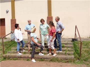 Die seit Weihnachten "obdachlosen" Seniorinnen des ESC Geestemünde sind überglücklich: Eben machen Bernd Menzel und Holger Schneeberg von Seestadt-Immobilien die Mitteilung, dass die von Feuchtigkeit und Schimmel betroffene und darum schon lange geschlossene  Turnhalle an der Flensburger Straße so hergerichtet wird, dass alle ab Herbst dort wieder hinein können. 