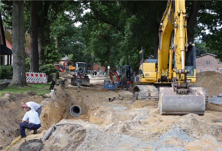 Seedorfer Ortskern ist weiterhin eine Großbaustelle Die seit Wochen gesperrte Dorfstraße in Seedorf ist eine Großbaustelle. Der Ortskern erhält im Bereich der Alten Schule ein völlig neues Gesicht.