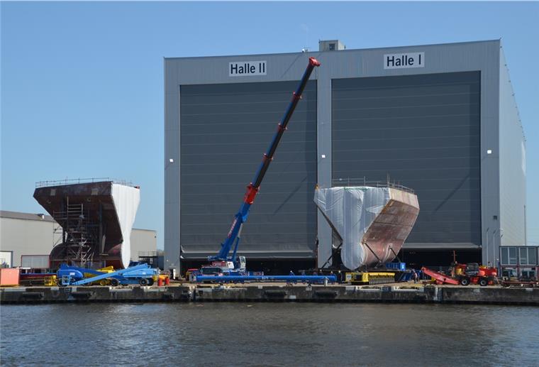Bremerhaven: Erste Fregatte ist fertig Die Sektionen VI und V des Vorschiffs der dritten Fregatte wurden am Dienstag auf der Schwerlastkaje bewegt, um Platz zu schaffen.
