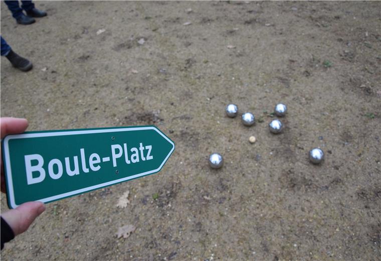 Neues Leben für alten Selsinger Boule-Platz Die Selsinger Landtouristik hat ihren 20 Jahre alten Boule-Platz, der lange in Vergessenheit geraten war, wieder aufgemöbelt.