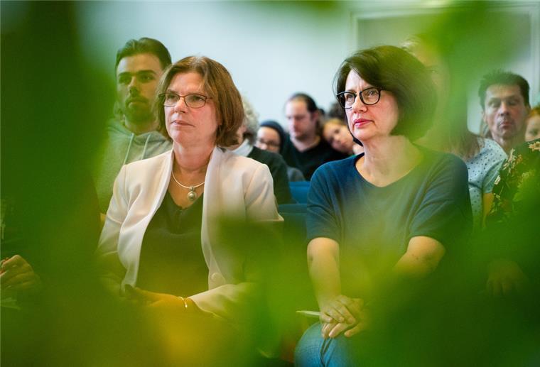 Bremer Linke zieht mit Frauen-Duo in den Wahlkampf Die Senatorinnen Kristina Vogt (l) und Claudia Bernhard sollen Liste anführen.