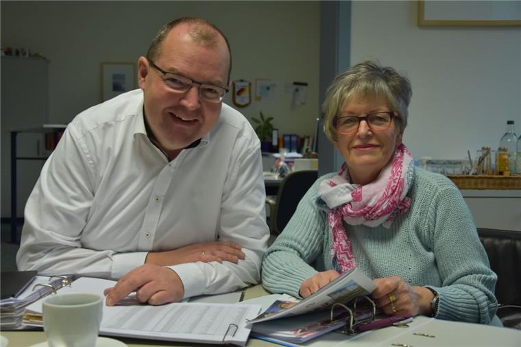 Die Seniorenbeiratsvorsitzende Jutta Fettköter und Samtgemeindebürgermeister Stefan Tiemann blicken mit Spannung auf die Urwahl am 15. März im Sittenser Heimathaus. Jeder über 60-jährige Bürger der Börde kann sich für die Wahl aufstellen lassen. 