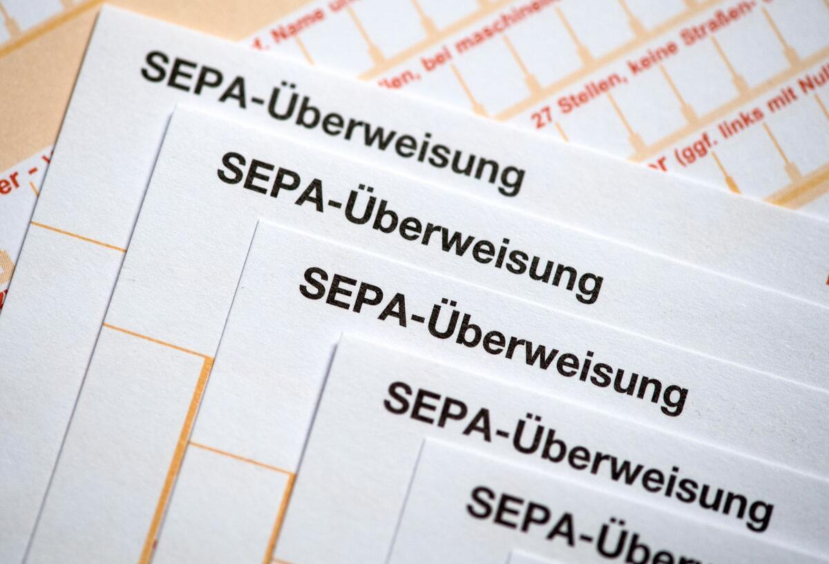 Mehrere SEPA-Überweisungsträger liegen übereinander.