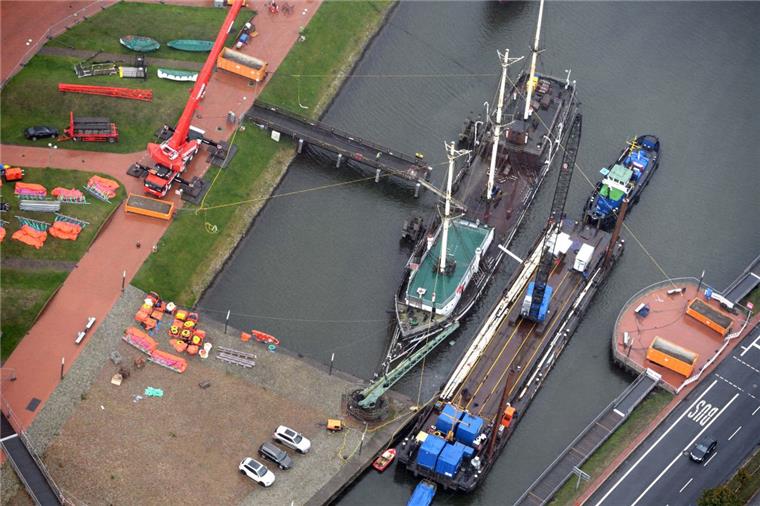 Morgen wird das Wasser aus der "Seuten Deern" abgepumpt Die "Seute Deern" im Alten Hafen von Bremerhaven.