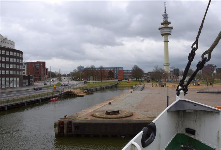 Bremerhaven: Verhaltene Reaktion auf „Najade“-Erfolg Die „Seute Deern“ ist Geschichte, der Abwrackplatz wieder unter Wasser. Aber mit der „Najade“ als Ersatzbau kann es nun weitergehen. Die Nachricht stieß allerdings nur auf ein verhaltenes Echo. Erst auf Nachfrage äußerte sich die Politik.