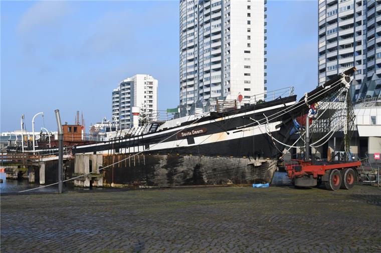 "Seute Deern"-Havarie in Bremerhaven: Gutachter bemängeln Pumpenkontrolle Die „Seute Deern“ machte laut Gutachten so viel Wasser, dass nur eine sehr schnelle Reaktion auf den Pumpenausfall die Havarie hätte verhindern können.