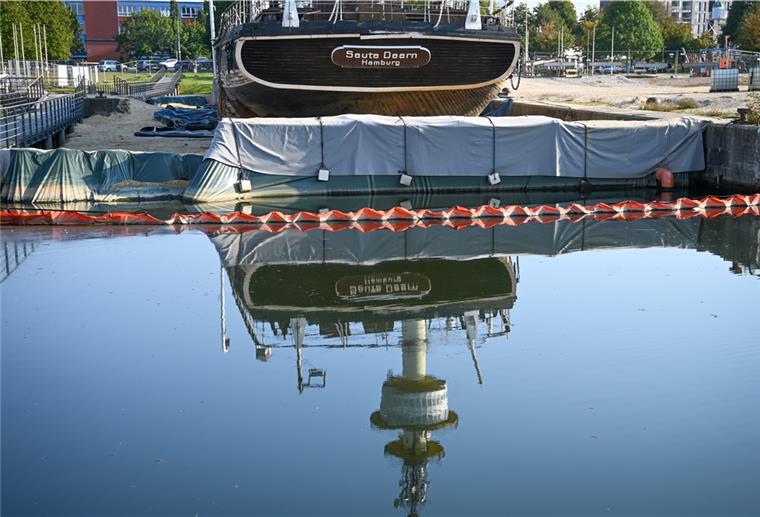 Die „Seute Deern" rottet im Alten Hafen vor sich hin.
