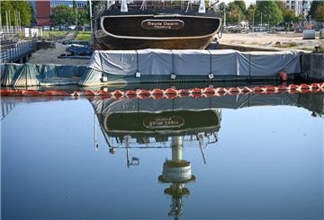 Die „Seute Deern" rottet im Alten Hafen vor sich hin.