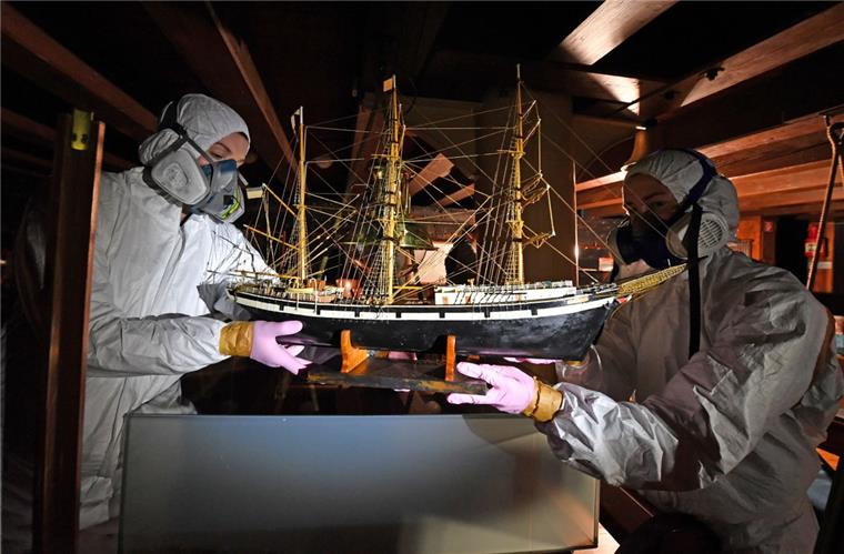 Nach dem Brand: So sieht es auf der "Seuten Deern" in Bremerhaven aus Die "Seute Deern" verlässt die "Seute Deern": Mitarbeiter des Deutschen Schifffahrtsmuseums haben Ausstellungsstücke aus dem Gastraum unter Deck geräumt. Danach beginnt das große Aufräumen.