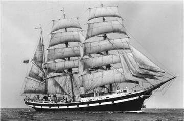 Die "Seute Deern" wurde 1938 umgebaut. Ab Mitte 1939 bis Ende des Zweiten Weltkriegs setzte der Hamburger Reeder John Theodor Essberger die Bark in der Ostsee und angrenzenden Gewässern ein.