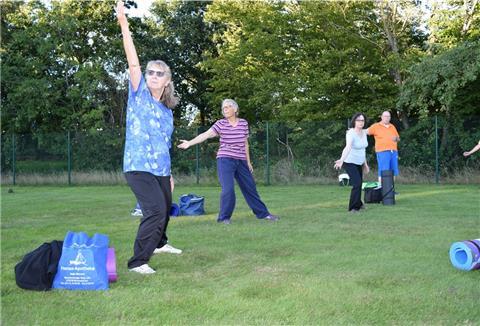 Die SFL-Herzsportgruppe trainiert derzeit noch unter freiem Himmel. Ende September geht es in die Sporthalle. 