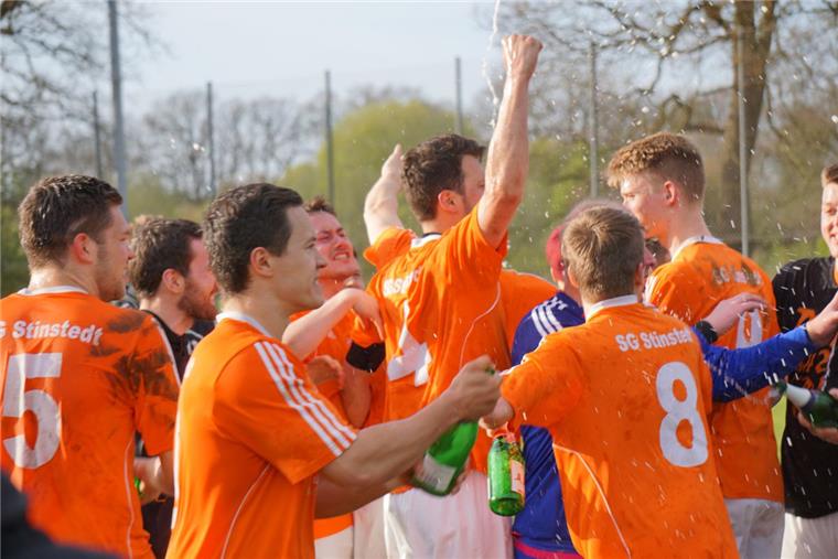 Die SG Stinstedt feiert nach einem 2:1-Sieg über TuS Güldenstern Stade die Meisterschaft in der Fußball-Bezirksliga und den Aufstieg in die Landesliga.