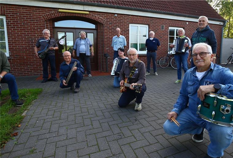 Neue Butjenter Shantyband beim Hafenfest in Fedderwardersiel dabei Die Shanty-Band Blinkfüer bei der Generalprobe für den Auftritt in Fedderwardersiel.